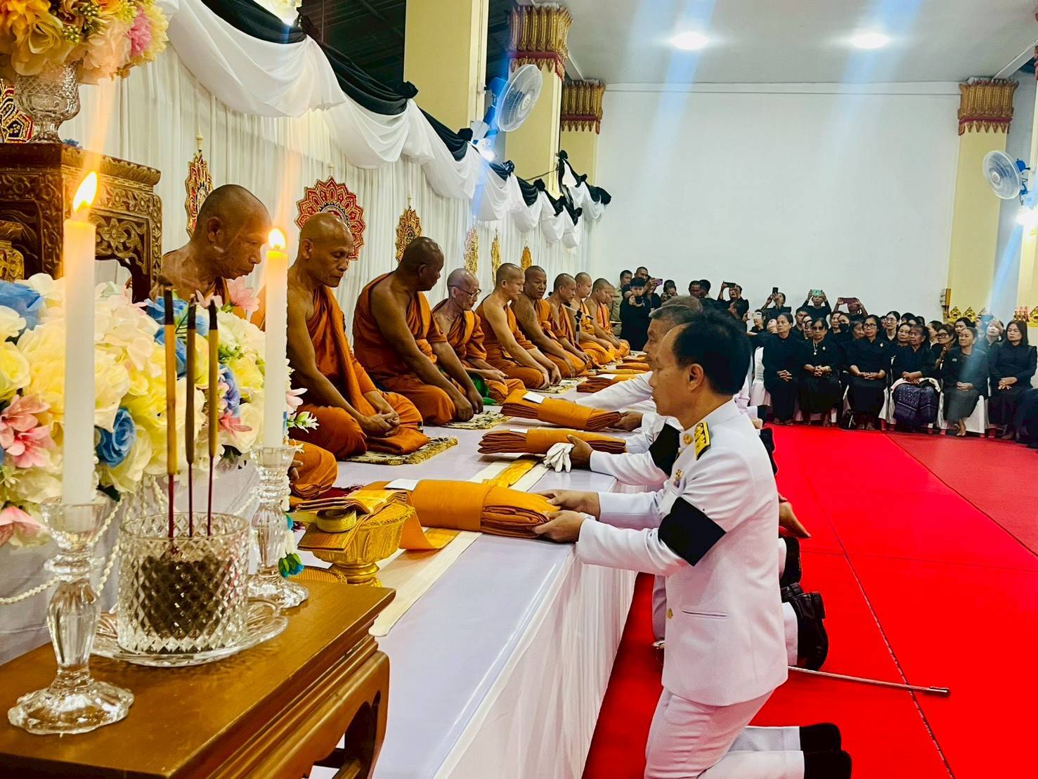 พช.ภูพาน : ร่วมพิธีบำเพ็ญกุศลปัณรสมวาร 15 วัน อุทิศถวายเป็นพระราชกุศลแด่ "สมเด็จพระพันปีหลวง"