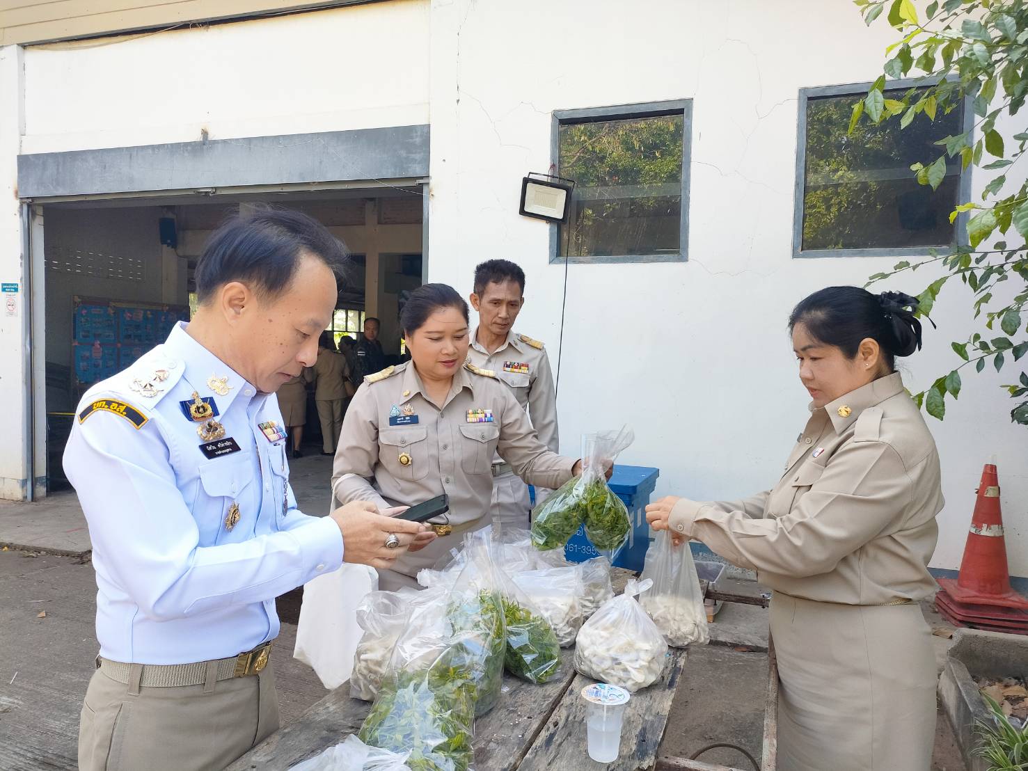 พช.ภูพาน : จัดกิจกรรมตลาดนัดคนไทยยิ้มได้ ในวันประชุมหัวหน้าส่วนราชการ กำนัน ผู้ใหญ่บ้าน