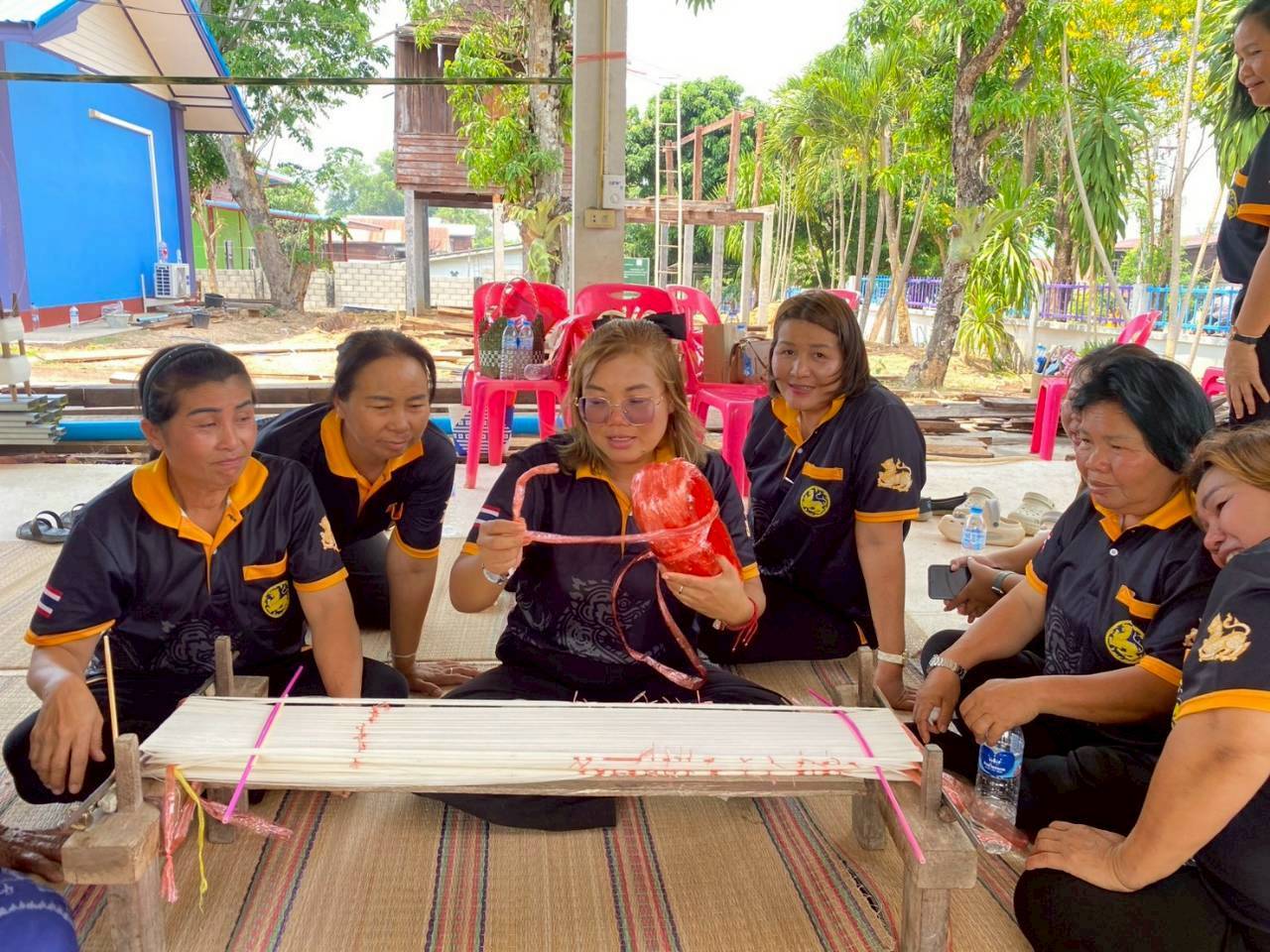 พช.ภูพาน : ร่วมพิธีเปิดโครงการฝึกอบรมส่งเสริมอาชีพทอผ้ามัดหมี่ย้อมครามลายประจำอำเภอ