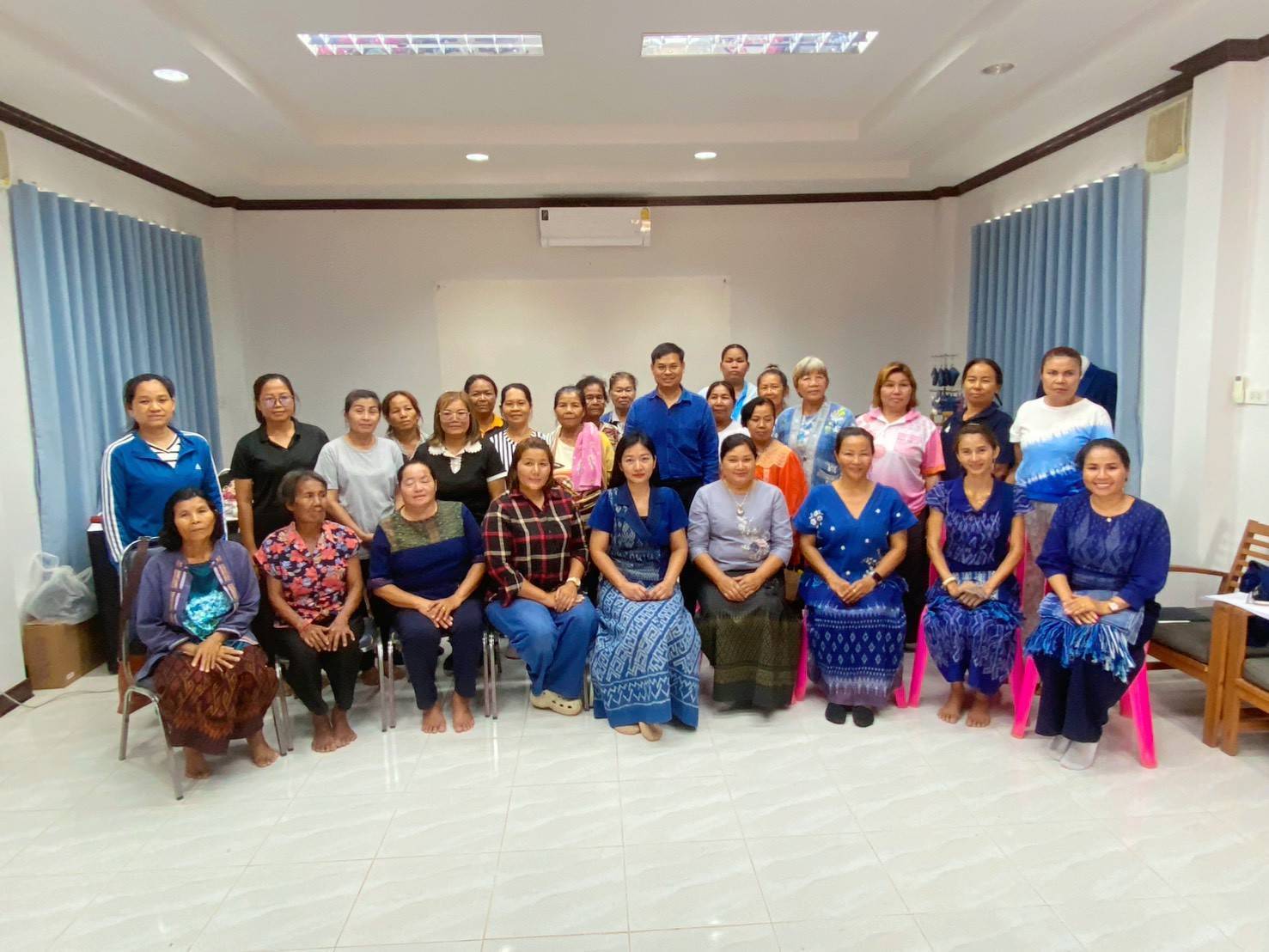 พช.ภูพาน : ร่วมปลุกพลังสตรีภูพาน ฝึกทอผ้ามัดหมี่ย้อมคราม อนุรักษ์ภูมิปัญญาท้องถิ่น