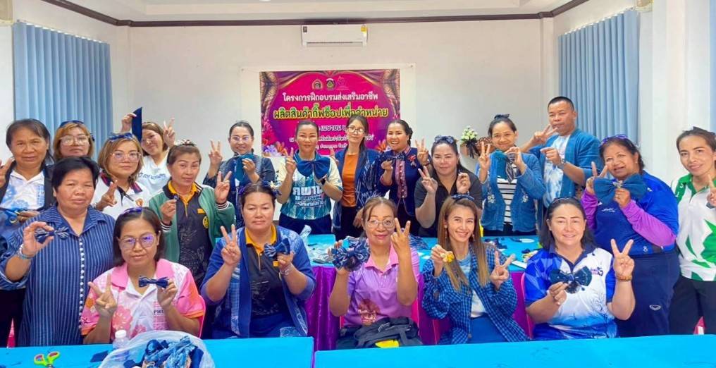 พช.ภูพาน : ส่งเสริมสนับสนุน "โครงการฝึกอบรมส่งเสริมอาชีพผลิตสินค้ากิ๊ฟช็อปเพื่อจำหน่าย" (งบอุดหนุน) ประจำปีงบประมาณ พ.ศ. 2569