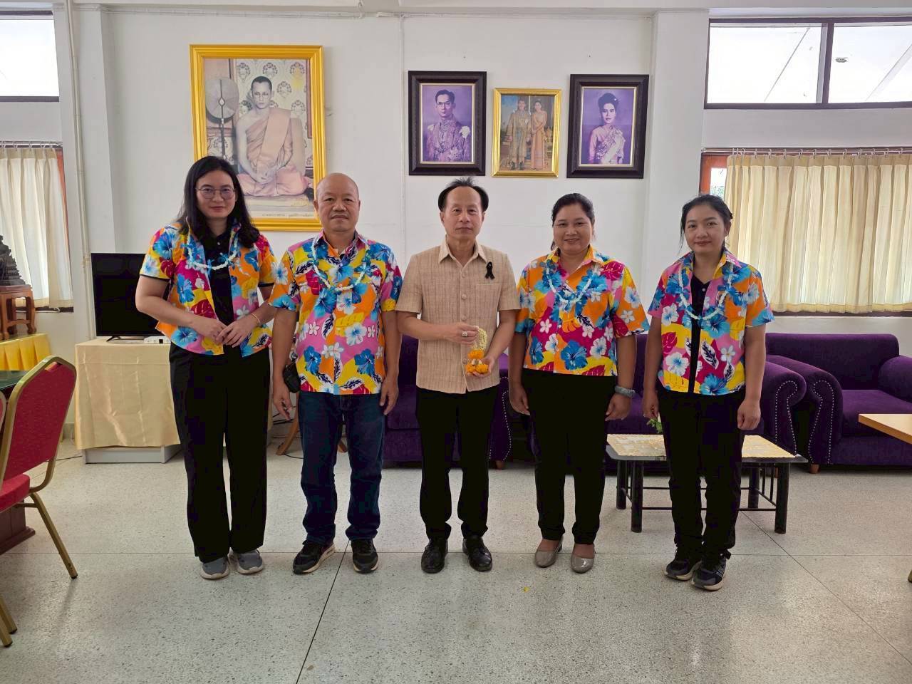 พช.ภูพาน : อนุรักษ์วัฒนธรรมไทย "สรงน้ำพระ รดน้ำขอพร" สืบสานประเพณีสงกรานต์ 2569