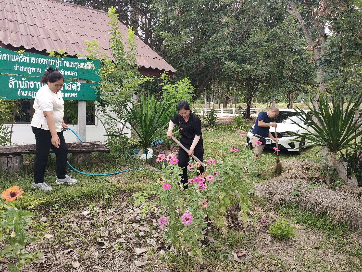 พช.ภูพาน รวมใจจัดกิจกรรม "5ส พช.ภูพาน Clean & Green" ณ บริเวณอาคารและรอบสำนักงานพัฒนาชุมชนอำเภอภูพาน