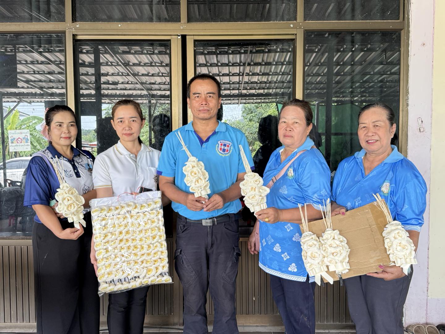 พช.ภูพาน : ร่วมขับเคลื่อนสารสนเทศตำบลต้นแบบฯ ติดตามกลุ่มผู้สูงวัย มอบวัสดุสนับสนุนการทำดอกไม้จัน สร้างอาชีพ สร้างรายได้ในชุมชน