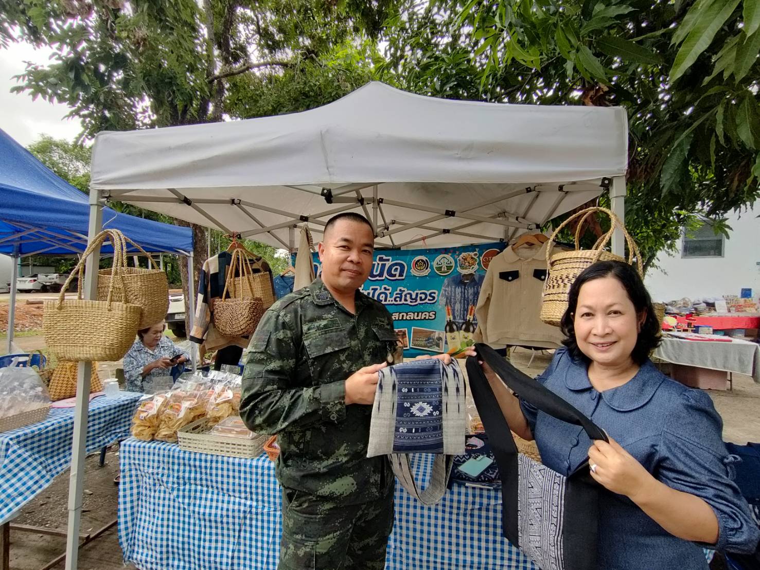 พช.ภูพาน : จัดกิจกรรมตลาดนัดคนไทยยิ้มได้ ในวันประชุมหัวหน้าส่วนราชการ กำนัน ผู้ใหญ่บ้าน