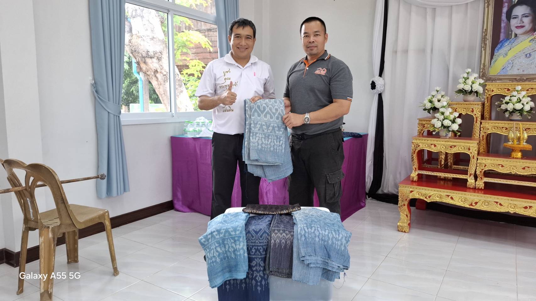 พช.ภูพาน : ติดตามความก้าวหน้า การทอผ้าลายผ้าพระราชทาน "ลายขอสมเด็จฯ-เจ้าฟ้า"