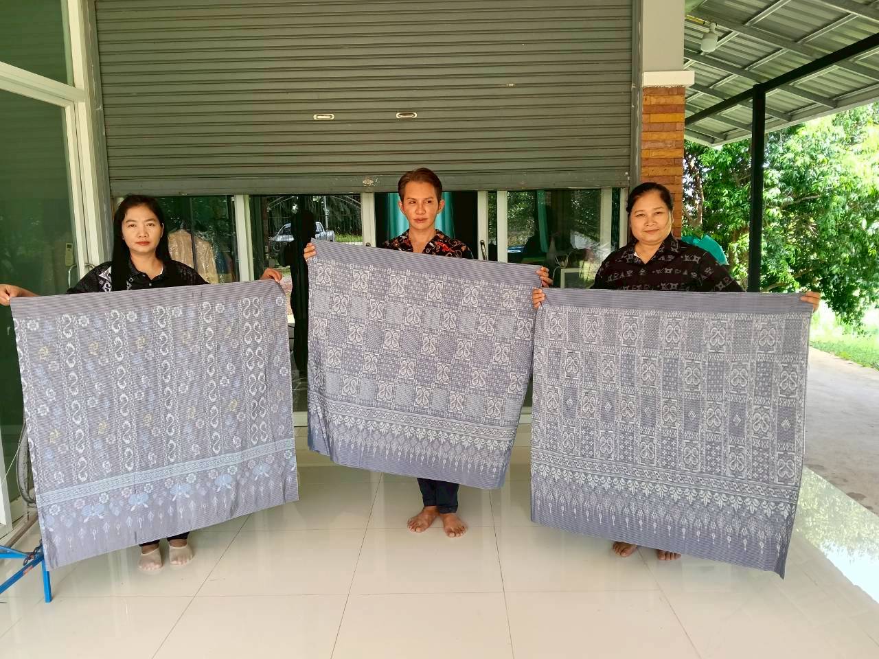 พช.ภูพาน : ลงพื้นที่ให้กำลังใจช่างทอผ้าลายผ้าพระราชทาน "ลายขอสมเด็จฯ-เจ้าฟ้า"