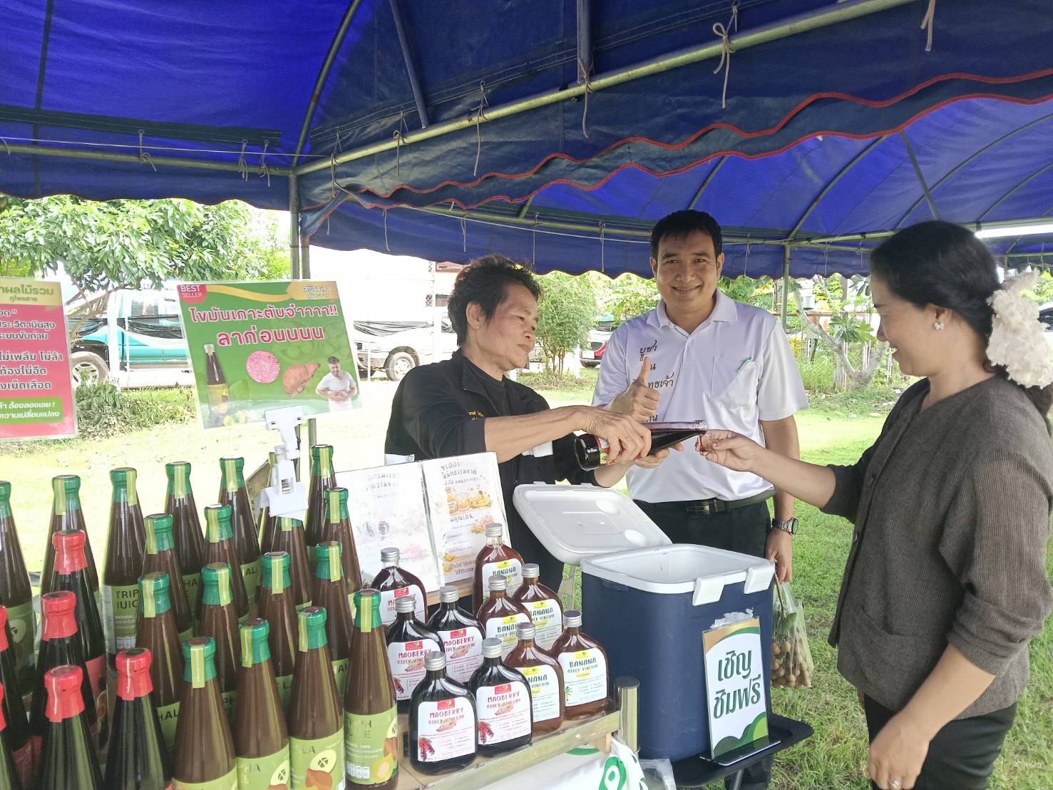 พช.ภูพาน : ส่งเสริมช่องทางการตลาดกลุ่ม OTOP ในงาน "ของดีตำบลสร้างค้อ"