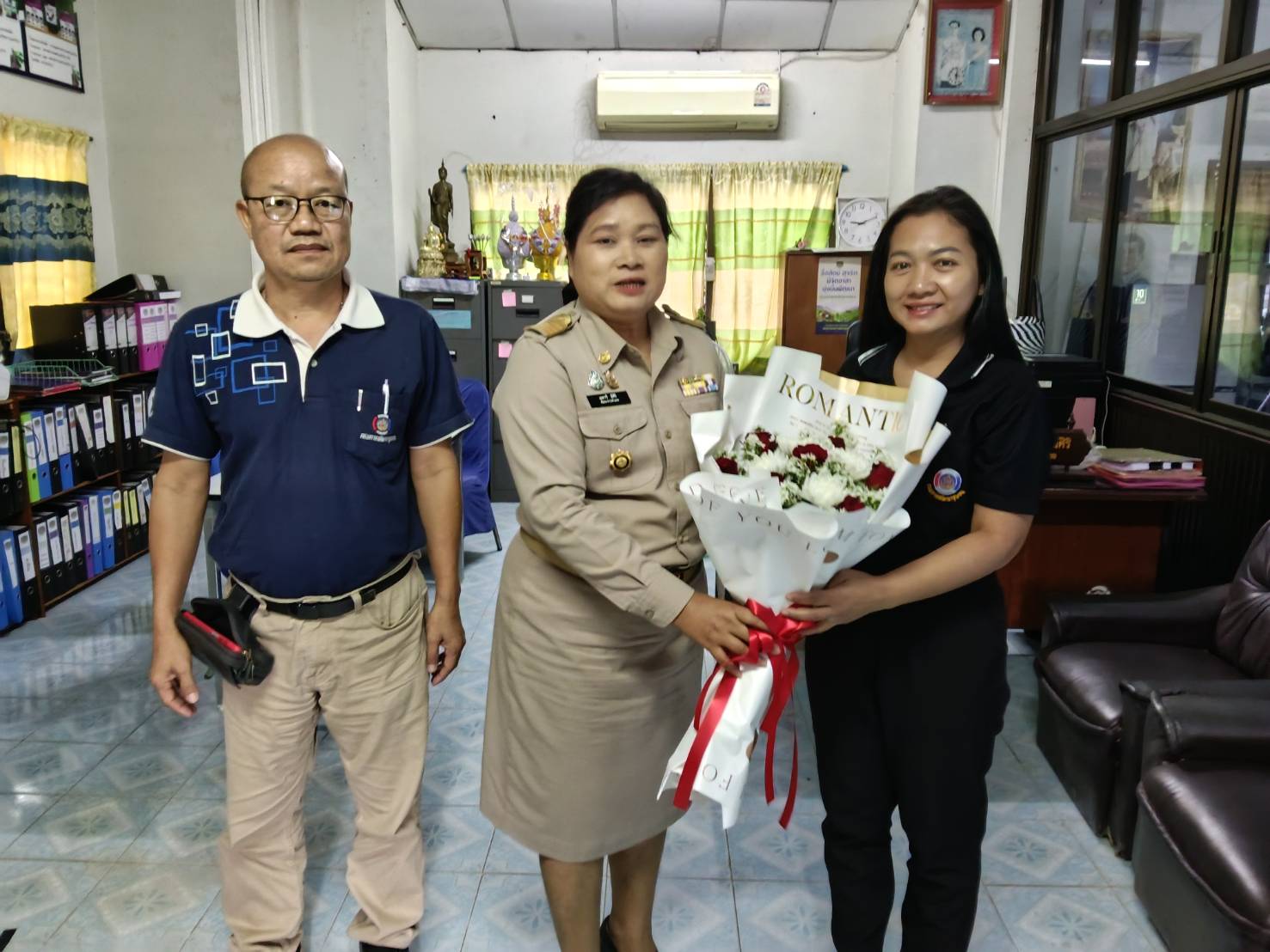 พช.ภูพาน : แสดงความยินดีบุคลากรเลื่อนระดับชำนาญการ