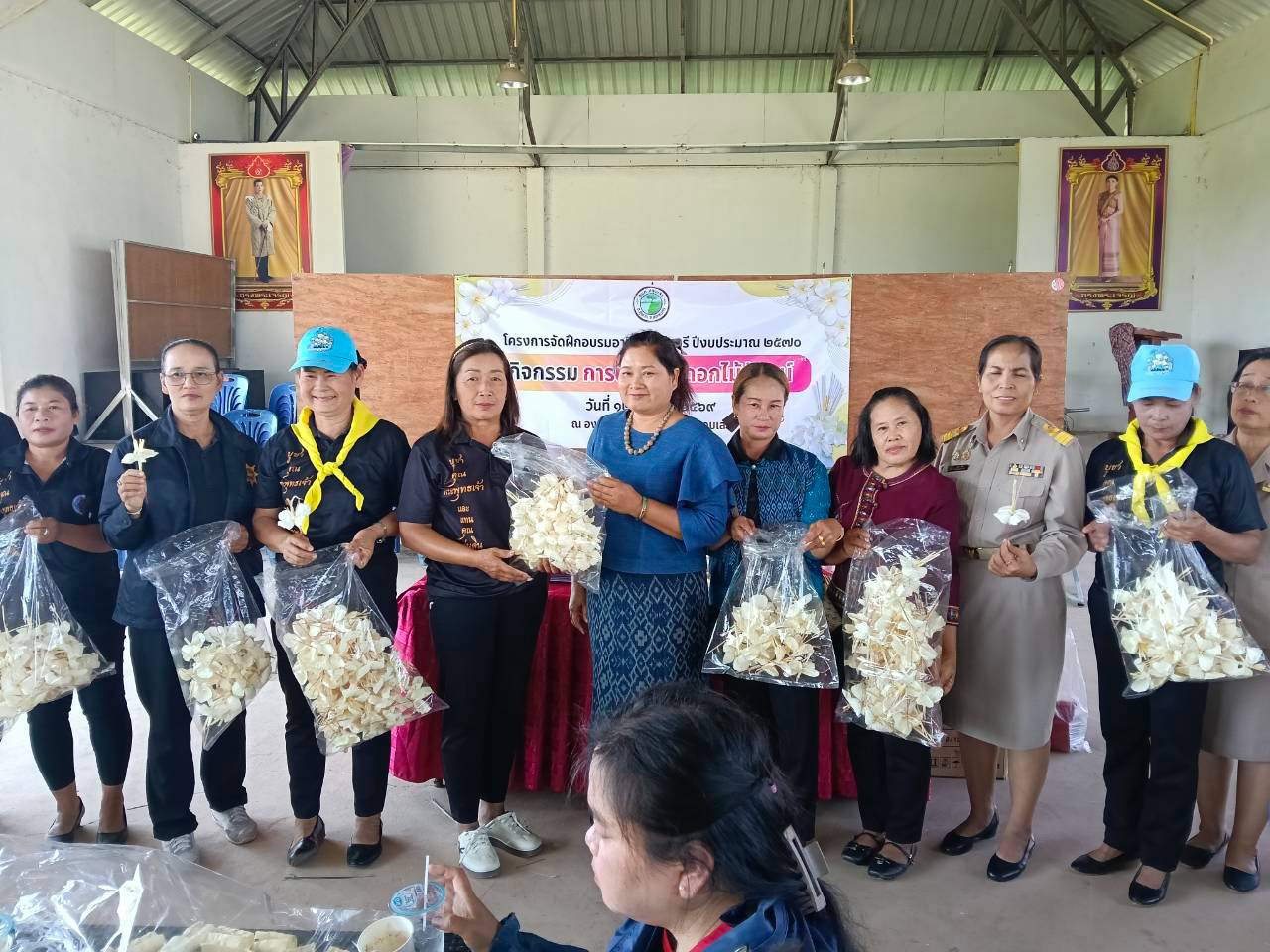 พช.ภูพาน : รวมพลังสตรีตำบลหลุบเลา ประดิษฐ์ดอกไม้จันทน์ 4,000 ดอก