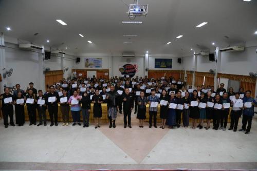 พช.ภูพาน พร้อมด้วยคณะกรรมการเครือข่ายกองทุนชุมชน ร่วมประชุมเพิ่มศักยภาพกลไกการขับเคลื่อนงานกองทุนชุมชนตามหลักธรรมาภิบาลและการพัฒนาเศรษฐกิจฐานราก ระดับภูมิภาค