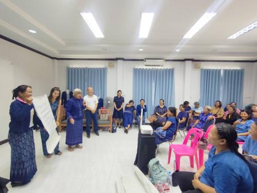 พช.ภูพาน : ส่งเสริมการตลาดผ้ามัดหมี่ย้อมคราม กระตุ้นเศรษฐกิจฐานรากอย่างยั่งยืน