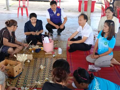 พช.ภูพาน : รวมพลังภาคีเครือข่ายตำบลสร้างค้อ ประดิษฐ์ดอกไม้จันทน์  6,600 ดอก